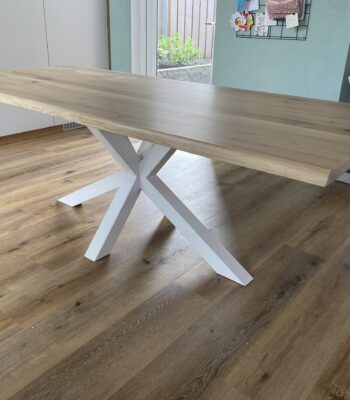 massief-eiken-eettafel-boomstam-met-matrix-onderstel-metaal