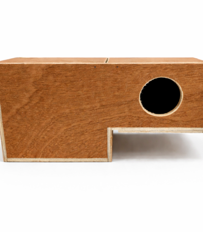 Gould – prachtvink half in half uit voor nestkastdeur (links)