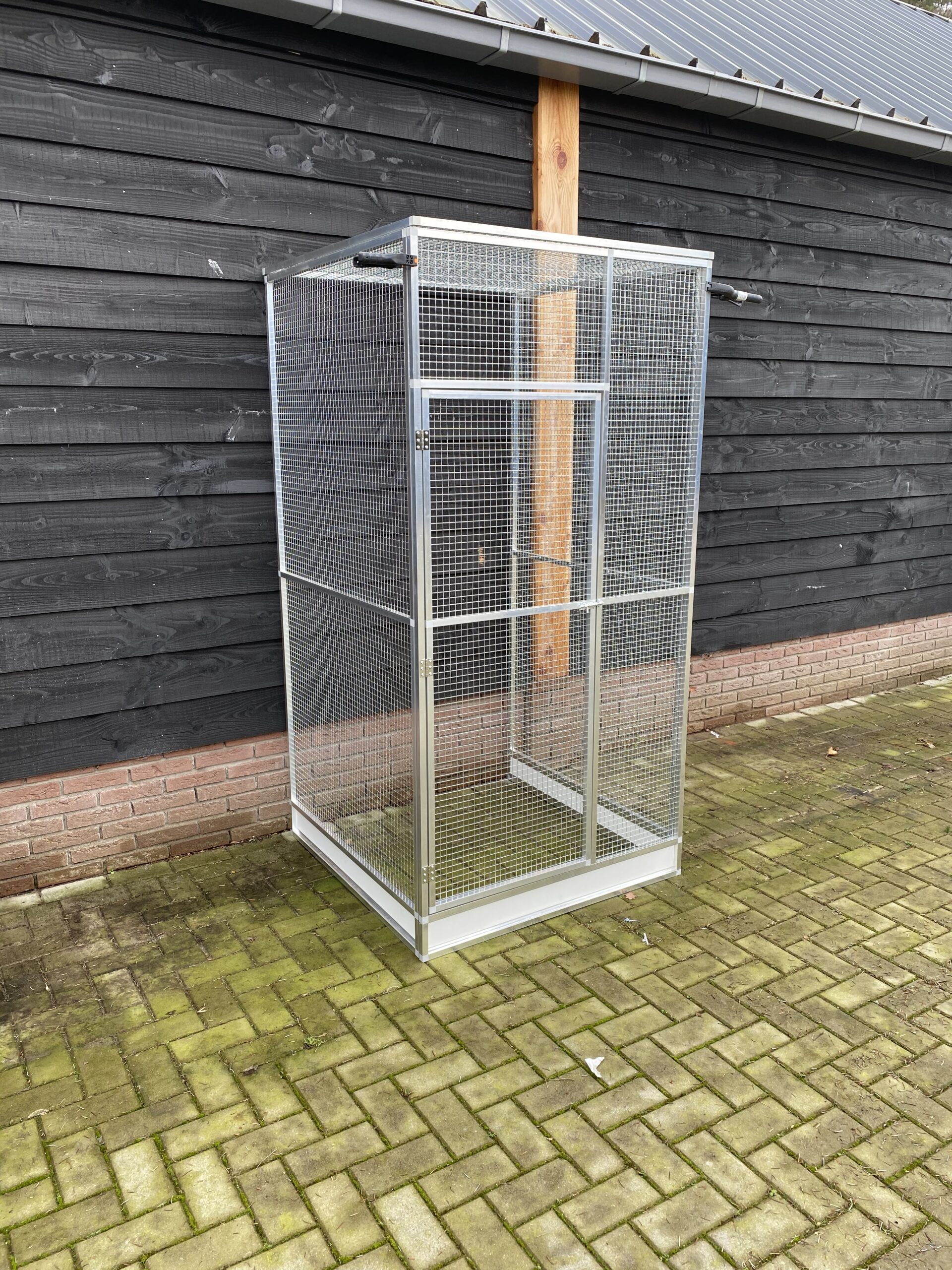 Voliere met morsrand 102x104x202 cm Volière 102x104x202 cm met morsrand - Afbeelding 1
