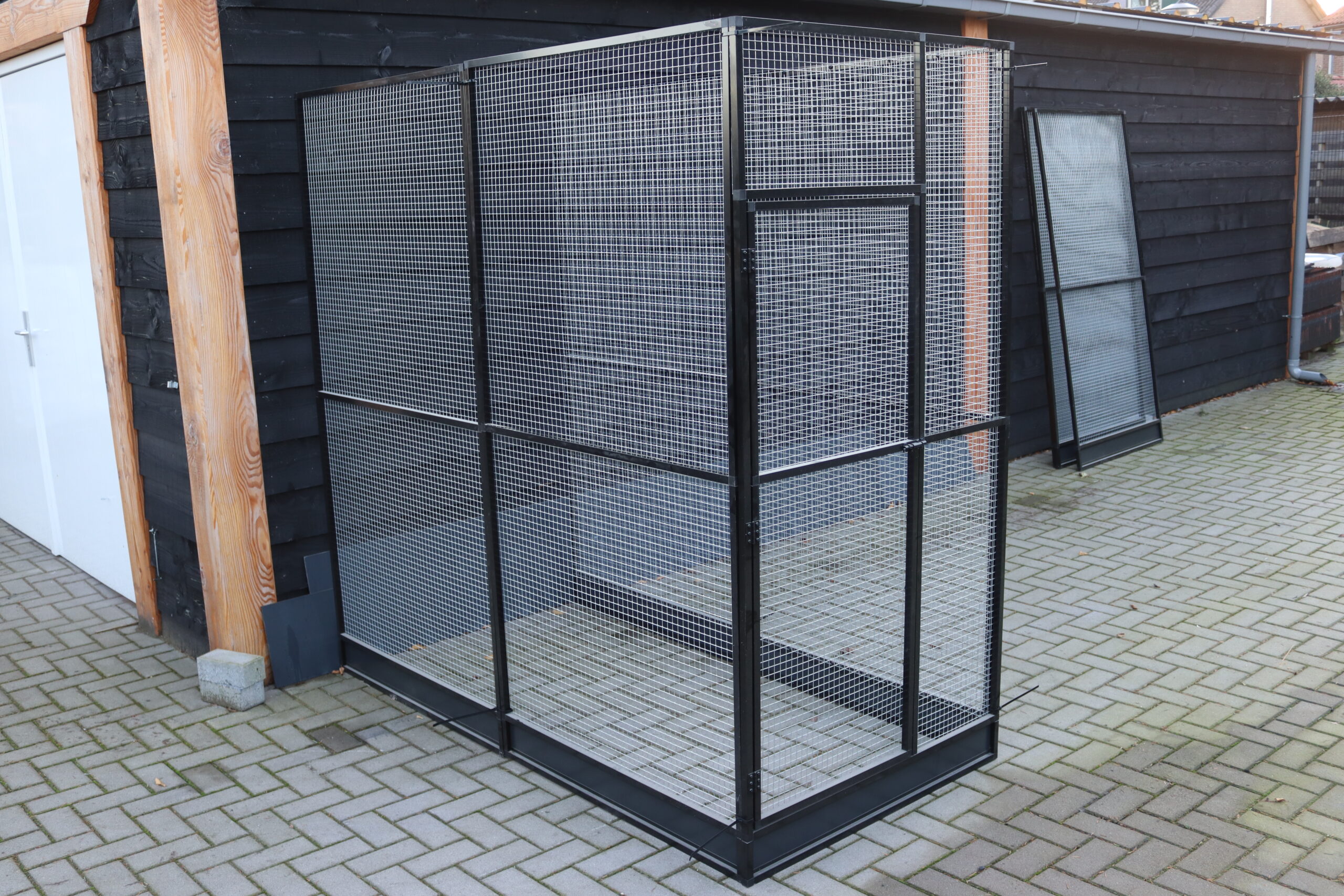 Voliere 206x102x202 cm in kleur met morsrand Voliere 206x102x202 cm in kleur met morsrand