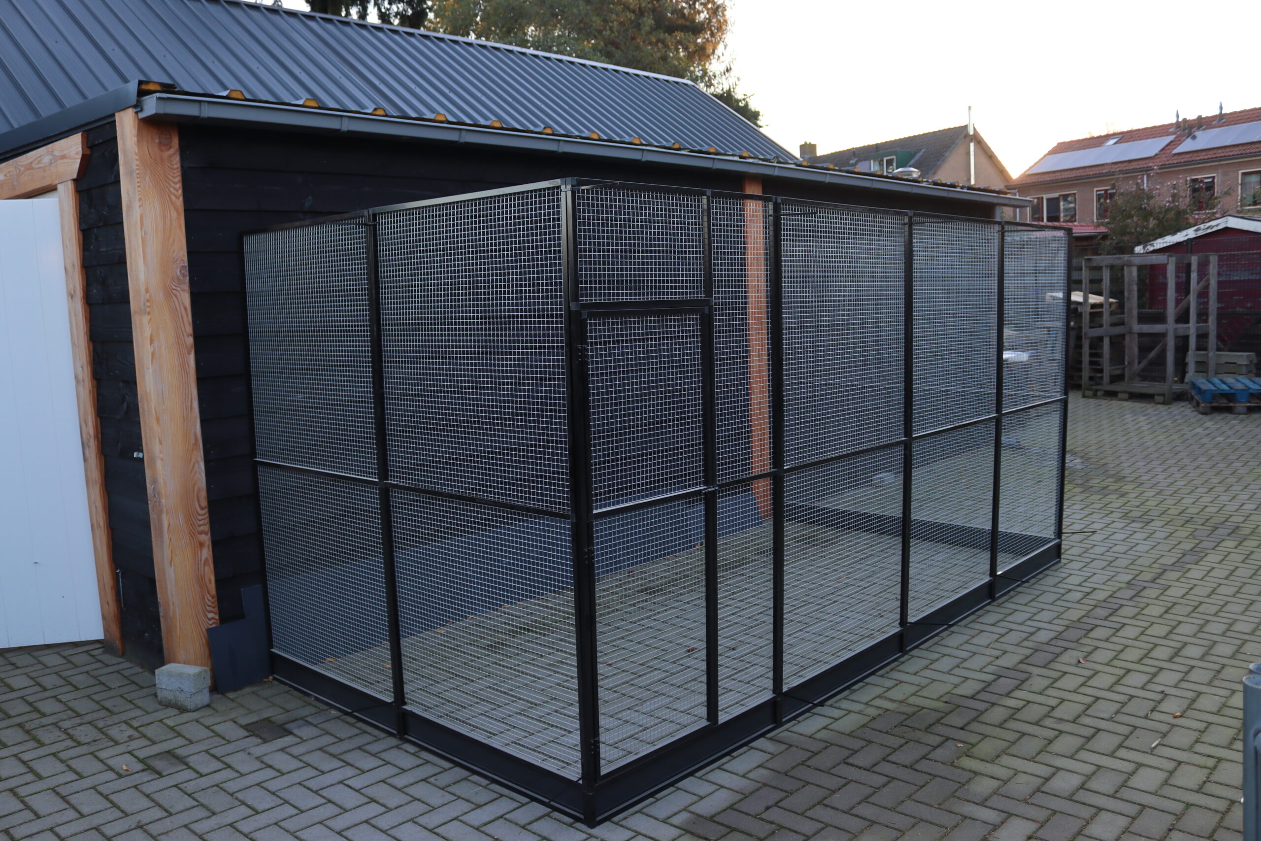 voliere 2408x206x202 cm in kleur met morsrand voliere 2408x206x202 cm in kleur met morsrand